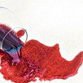 Evo kako da uklonite mrlju od vina: Jednostavan trik spasiće vam garderobu i nameštaj, potrebno vam je samo ovo!