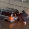 Džip nemoćan pred bujicom u Inđiji, voda do kolena: Dvojica ga guraju, vozilo ni da mrde