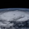 Razorni uragan juri ka ovoj zemlji: Oluja uništava sve pred sobom: Udari vetra od 215 km na čas, umrlo najmanje 7 osoba…