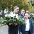 Predsednik Srbije Aleksandar Vučić došao na sahranu majke Željka Mitrovića: U rukama nosi buket cveća