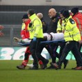 Jeziva scena u seriji a: Drug Dušana Vlahovića se srušio na teren, ceo stadion u šoku (video)