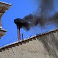 Ponovo crni dim u Vatikanu, nastavlja se izbor novog pape