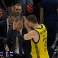 Ludnica na kraju finala Evrolige: Marko Gudurić poljubio Jasikevičijusa u glavu, pa ga dobro "uzdrmao"