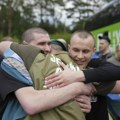 Scene tuge i radosti, vojnici i porodice u suzama! Završena još jedna runda razmene ruskih i ukrajinskih zarobljenika i tela…