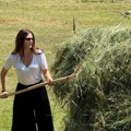 Glumica skuplja seno, pokazala šta ume na salašu: Nina Janković pobegla iz Beograda: Evo na kojoj lokaciji uživa za sve pare…