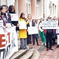 Ispred niškog Filozofskog fakulteta počelo hitno okupljanje: „Sumnjiva lica koja su hapsila studente u Beogradu stigla u Niš“…
