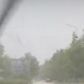Jako nevreme pogodilo Bor, ulice pod vodom: Automobili se jedva kreću, RHMZ izdao upozorenje za istočnu Srbiju (video)