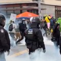 Milioni na ulicama protiv Trampa: "No Kings!" protesti eskalirali - sukobi sa policijom i opšti haos! (video)