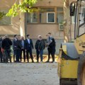 Asfaltira se prostor između zgrada u Bledskoj