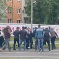 Pristalice SNS u Novom Sadu se potukle sa građanima koji podržavaju studente, jedna devojka povređena VIDEO