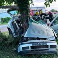 Brzina ugasila dva mlada života: Stravična nesreća u Banji Koviljači, dva mladića autom se zakucala u drvo (uznemirujuće foto)…