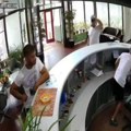 Snimak krađe kod Smedereva! Grupa mladića upala u motel na auto-putu, sačekali trenutak nepažnje pa opustošili kasu na…