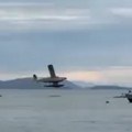 (Video) Srušio se avion! Letelica kod Sijetla pala u more i zapalila se, delovi rasuti po stenama: Lekari se bore za život…