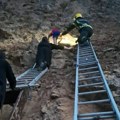 (Foto) Dečak ostao zarobljen na litici visokoj 15 metara, spasili ga monasi i vatrogasci! Pogledajte prve fotografije od kojih…