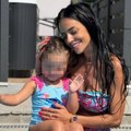 Bivša voditeljka rodila rijaliti zavodniku ćerke Vatrena crnka pokazala kako uživa pored bazena sa naslednicom: porodična…