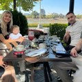 Tanja Savić sa Mukijem, bratom i snajkom uživa u Beogradu Porodična slika oduševila: Pevačica sa šeširom na glavi, ne krije…
