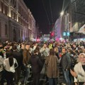 Studenti pešaci iz Severne i Zapadne Srbije trijumfalno dočekani ispred zgrade Rektorata u Beogradu
