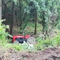 Tragedija kod Brusa: Traktorista se prevrnuo u njivi, nastradao na licu mesta