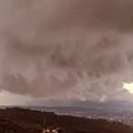 Čudna pojava na nebu iznad Čačka Snažno nevreme pogodilo i ovaj grad, ulice "plivaju" u vodi (video)