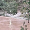 Voda dostigla 18 metara, skoro prekrila viseći most: Neverovatni prizori iz Grčke, noćna mora nije gotova (video)