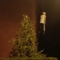 Morbidan prizor u Krnjači: Obešena lutka visi ispred kuće, prolaznici nisu znali šta da rade, stajali ukopani od straha…