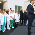 Trinaest šlepera sa opremom stiglo u vranjsku bolnicu, sutra stiže i Vučić