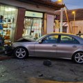 Strašna saobraćajna nesreća u Kikindi: Automobili uništeni, mercedes uleteo u izlog! Majka i ćerka završile u bolnici…