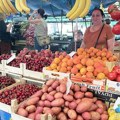 Pune tezge sezonskog voća na Mlečnoj pijaci, cene više nego lane