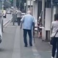 Ovo je Muškarac koji drži pušku u centru Beograda: Snimljen kako šeta sa oružjem (video)