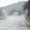 Teži uslovi za vožnju zbog mokrih kolovoza i smanjene vidljivosti