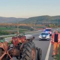 Strašna tragedija kod Kraljeva Vozač BMW-a podleteo pod traktor i stradao, poljoprivredna mašina se prevrnula! (video)