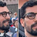 Dok su čekali novog papu svi gledali u sveštenika lepog "kao greh": Internet poludeo zbog prizora na konklavi