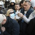 Potresna scena ispred suda u Novom Sadu: Majka moli Mariju da prekine štrajk glađu i žeđu