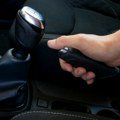 Da li ostavljate auto u brzini ili na leru? Stručnjak otkriva pravu istinu, jedan detalj koji mnogi zaborave može vas skupo…