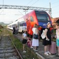 Šine se iskrivile od vrućine! Na pruzi Beograd - Bar putnici čekali skoro dva sata (foto)