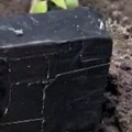 Žena pronašla telefon u svom dvorištu, pa shvatila užasnu istinu: Ovo nije slučajno, svi moraju biti na oprezu