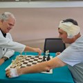 Podvig lekara u Nišu: Poznati šahista koji je „matirao“ najteži oblik korone i od nje ogluveo, ponovo će čuti!