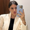 (Foto) Moćno izdanje žene Miloša Bikovića Ivana u belim pantalonama i belom sakou: Jednostavno, a tako efektno