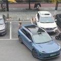 ВИДЕО: Чувала паркинг место за мужа - погледајте како ју је возач надмудрио