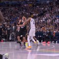 Sramota nad sramotama u NBA: Vembanjama udario Jokića koji je krvav završio na zemlji, sudije se napravile lude! (video)