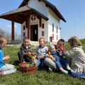 Prelepa slika iz srpskog sela: Mališani ispred crkve čuvaju stare običaje, građevina je mala ali puna vere i ljubavi (FOTO)