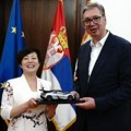 Izvršna direktorka kineskog giganta Vučiću poklonila maketu automobila, on ih pozvao na Ekspo