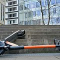 Grčka zabranila vožnju električnih trotineta mlađima od 17 godina