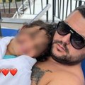 Asmin se ne odvaja od Nore! Slika rastopila srca svih, ćerkicu drži na grudima - evo kako se provode