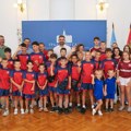 Gradonačelnik Mićin primio decu sa Kosova i Metohije: Mališani iz Velike Hoče i Orahovca uživaju u Novom Sadu