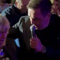Keba rasplakao Gordanu Zdravković: Pevao Tomin hit pa sišao u publiku, zagrlio Tominu udovicu, ona lije suze
