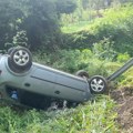 Automobil završio na krovu! Teška nesreća na putu Mali Zvornik-Loznica: Žena izgubila kontrolu nad vozilom i sletela sa…