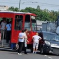 Tramvaj udario auto na Autokomandi Karambol u centru prestonice, zastoj na okretnici