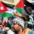 Pazarci krenuli po mladu s palestinskim zastavama, zaustavila ih kosovska policija (video)