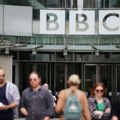 Voditeljka BBC pokazala srednji prst, izvinila se zbog „blesave šale“ (VIDEO)